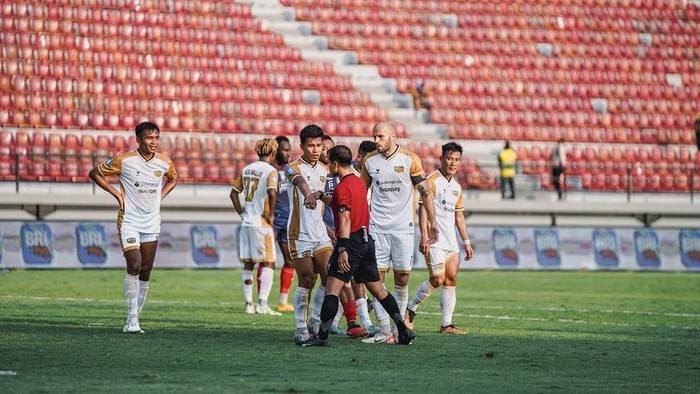 Momen pemain Dewa United FC lancarkan protes.