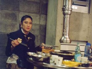 Momen Dian Sastro Pemeran Gadis Kretek Saat Makan Korean BBQ Pakai Beskap