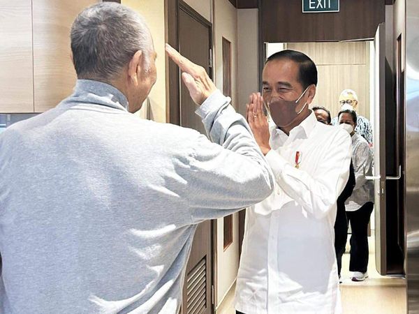 Foto: Jokowi Jenguk Luhut di Singapura