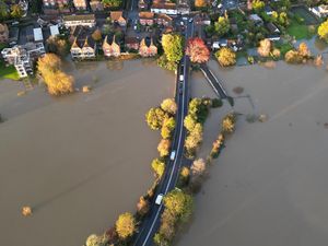 Badai Ciaran Bikin Sungai Arun di Inggris Meluap Badai Ciaran Bikin Sungai Arun di Inggris Meluap
