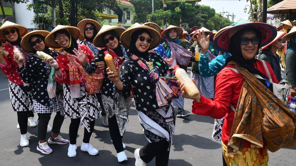 1.300 Warga Ramaikan Festival Jamu Gendong di Madiun 1.300 Warga Ramaikan Festival Jamu Gendong di Madiun