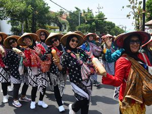 1.300 Warga Ramaikan Festival Jamu Gendong di Madiun