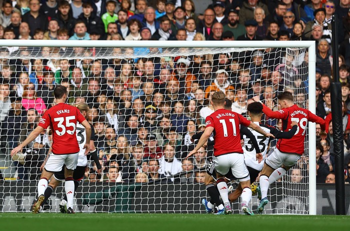 Soccer Football - Premier League - Fulham v Manchester United - Craven Cottage, London, Britain - November 4, 2023 Manchester Uniteds Scott McTominay scores their first goal REUTERS/Hannah Mckay NO USE WITH UNAUTHORIZED AUDIO, VIDEO, DATA, FIXTURE LISTS, CLUB/LEAGUE LOGOS OR LIVE SERVICES. ONLINE IN-MATCH USE LIMITED TO 45 IMAGES, NO VIDEO EMULATION. NO USE IN BETTING, GAMES OR SINGLE CLUB/LEAGUE/PLAYER PUBLICATIONS.