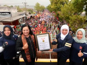 Khofifah Terima Rekor Muri dalam Gerak Jalan Mojokerto-Surabaya 2023