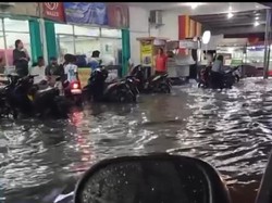 Sejumlah Ruas Jalan Gresik Banjir di Hari Pertama Hujan