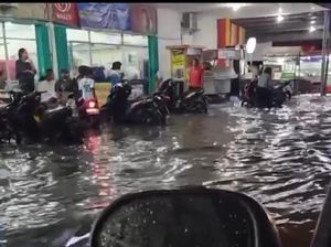 Sejumlah Ruas Jalan Gresik Banjir di Hari Pertama Hujan Sejumlah Ruas Jalan Gresik Banjir di Hari Pertama Hujan