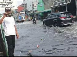Diguyur Hujan Deras, Jalan Pondok Ungu Permai Bekasi Tergenang Air
