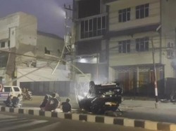 Xpander Tabrak Tiang PJU di Surabaya hingga Terbalik