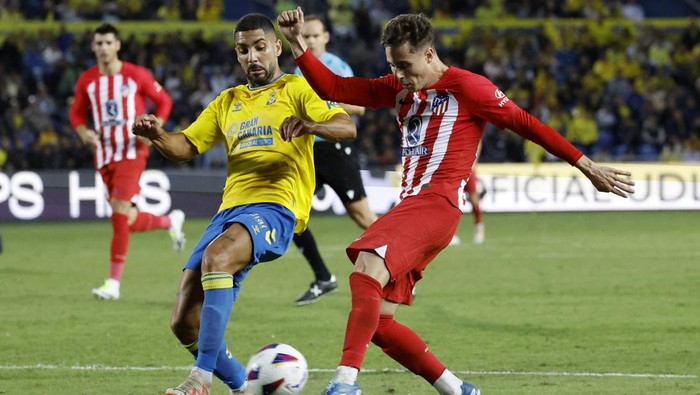 Soccer Football - LaLiga - Las Palmas v Atletico Madrid - Estadio Gran Canaria , Las Palmas, Spain - November 3, 2023 Atletico Madrids Rodrigo Riquelme in action with Las Palmas Alex Suarez REUTERS/Borja Suarez