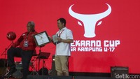 Ketua Bidang Kehormatan DPP PDI Perjuangan (PDIP), Komarudin Watubun memainkan bola saat menerima rekor MURI.