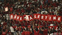 Sejumlah penonton beraktivitas di Stadion Utama Gelora Bung Karno, Jakarta, Jumat (3/11/2023).