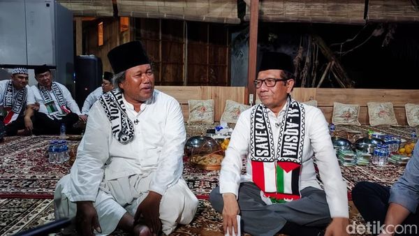 Potret Mahfud Pakai Syal Save Palestine di Haul Ponpes Minggir