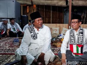 Potret Mahfud Pakai Syal Save Palestine di Haul Ponpes Minggir Potret Mahfud Pakai Syal Save Palestine di Haul Ponpes Minggir