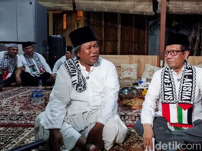 Potret Mahfud Pakai Syal Save Palestine di Haul Ponpes Minggir