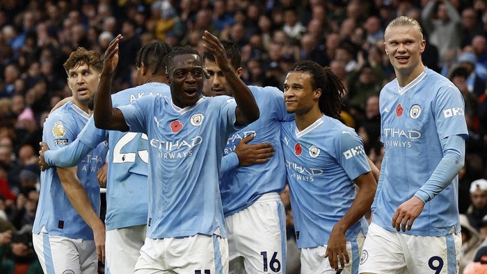 Soccer Football - Premier League - Manchester City v AFC Bournemouth - Etihad Stadium, Manchester, Britain - November 4, 2023 Manchester Citys Jeremy Doku celebrates scoring their first goal with teammates Action Images via Reuters/Jason Cairnduff NO USE WITH UNAUTHORIZED AUDIO, VIDEO, DATA, FIXTURE LISTS, CLUB/LEAGUE LOGOS OR LIVE SERVICES. ONLINE IN-MATCH USE LIMITED TO 45 IMAGES, NO VIDEO EMULATION. NO USE IN BETTING, GAMES OR SINGLE CLUB/LEAGUE/PLAYER PUBLICATIONS.