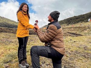 7 Momen Nathalie Holscher Dilamar Ladislao di Gunung Gede, Pose Pamer Cincin 7 Momen Nathalie Holscher Dilamar Ladislao di Gunung Gede, Pose Pamer Cincin