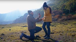 Sweet Banget! Momen Nathalie Holscher Dilamar Pacar Bule di Gunung