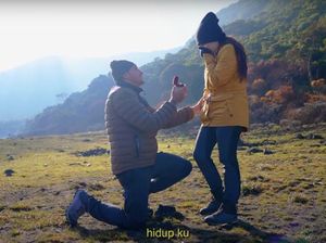 Sweet Banget! Momen Nathalie Holscher Dilamar Pacar Bule di Gunung Sweet Banget! Momen Nathalie Holscher Dilamar Pacar Bule di Gunung