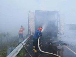 Truk Tronton Terbakar di Tol Pekanbaru-Dumai Ternyata Berisi Paket JNE