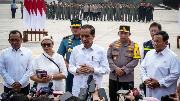 Potret Kapolri Dampingi Jokowi Kirim Bantuan Tahap Awal ke Gaza