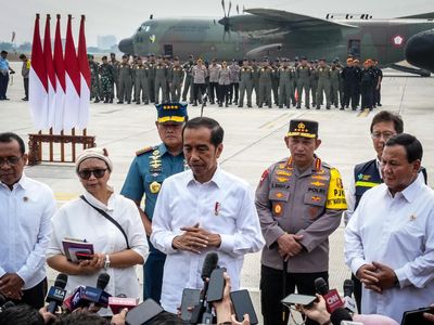 Potret Kapolri Dampingi Jokowi Kirim Bantuan Tahap Awal ke Gaza