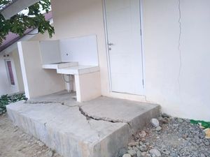 25 Rumah Bantuan Kementerian PUPR di Kupang Rusak Akibat Gempa 6,6 M 25 Rumah Bantuan Kementerian PUPR di Kupang Rusak Akibat Gempa 6,6 M
