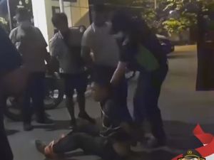 Detik-detik Pria Ngamuk di Jakut Diamankan Pak Bhabin sampai Teriak Mama Detik-detik Pria Ngamuk di Jakut Diamankan Pak Bhabin sampai Teriak Mama