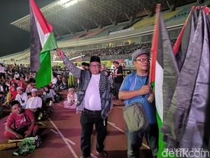 Pedagang Bendera Palestina Ketiban Rezeki di Acara Doa Bersama Ganjar-Mahfud Pedagang Bendera Palestina Ketiban Rezeki di Acara Doa Bersama Ganjar-Mahfud