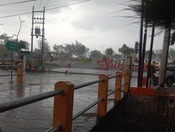 Banyak Kawasan di Surabaya Diguyur Hujan Gerimis hingga Intensitas Sedang