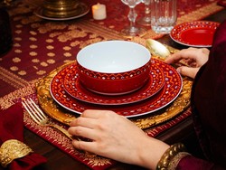 Ghea Panggabean Rilis Piring Motif Jumputan, Kolaborasi dengan Zen Tableware