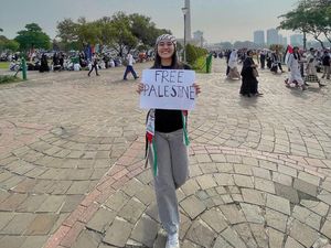 Bawa Tulisan Free Palestine, Aaliyah Massaid Ikut Aksi Bela di Monas