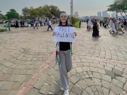 Bawa Tulisan Free Palestine, Aaliyah Massaid Ikut Aksi Bela di Monas