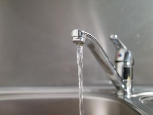 Mudah! Begini Trik Jitu Bikin Air di Rumah Jernih dan Aman Digunakan Mudah! Begini Trik Jitu Bikin Air di Rumah Jernih dan Aman Digunakan