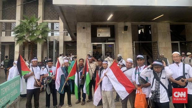 Massa memadati kawasan Monas, Jakarta Pusat untuk mengikuti aksi bela Palestina.