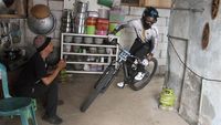 Aksi Pesepeda Urban Downhill Java Series 2023 di Kota Batu