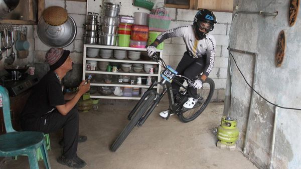 Aksi Pesepeda Urban Downhill Java Series 2023 di Kota Batu