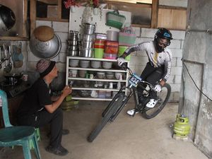 Aksi Pesepeda Urban Downhill Java Series 2023 di Kota Batu