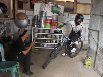 Aksi Pesepeda Urban Downhill Java Series 2023 di Kota Batu