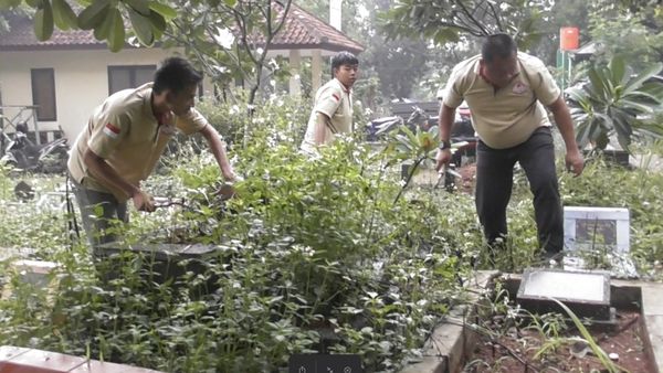 Aksi Sosial Relawan Bersihkan Makam