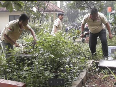 Aksi Sosial Relawan Bersihkan Makam