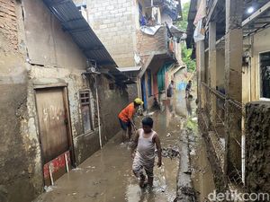 13 RT di Jakarta Masih Terendam Banjir, Ketinggian Air Capai 70 Cm 13 RT di Jakarta Masih Terendam Banjir, Ketinggian Air Capai 70 Cm