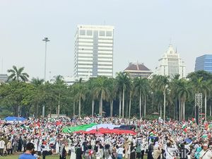 Massa Aksi Bentangkan Bendera Raksasa Palestina di Monas Massa Aksi Bentangkan Bendera Raksasa Palestina di Monas