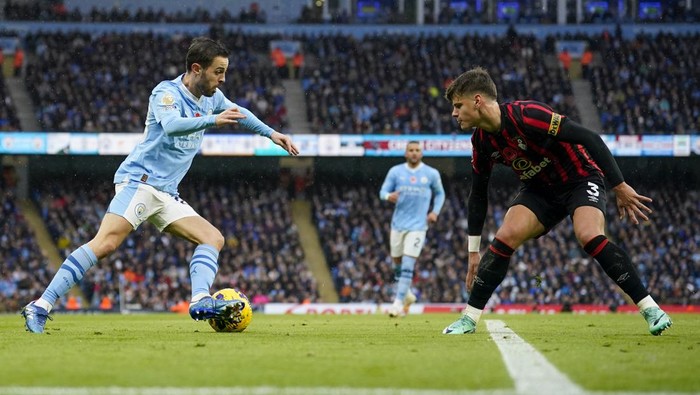 Manchester Citys Bernardo Silva, left, duels for the ball with Bournemouths Milos Kerkez during the English Premier League soccer match between Manchester City and Bournemouth at the Etihad stadium in Manchester, England, Saturday, Nov. 4, 2023. (AP Photo/Dave Thompson)