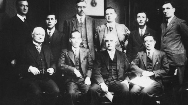 Cikal bakal Toyota, dari mesin tenun jadi produsen otomotif raksasa Penandatanganan resmi perjanjian antara Toyoda dan Platt Brothers of Oldham, 1929 (ANTARA/HO/Toyota)