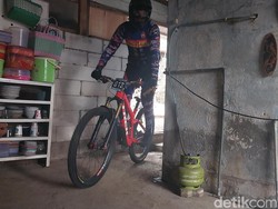 Sensasi Seru Downhill di Kampung Batu Hingga Masuk Rumah Warga
