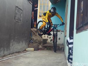 Downhill Pemacu Adrenaline! Masuk ke Rumah Warga di Kampung Batu Downhill Pemacu Adrenaline! Masuk ke Rumah Warga di Kampung Batu