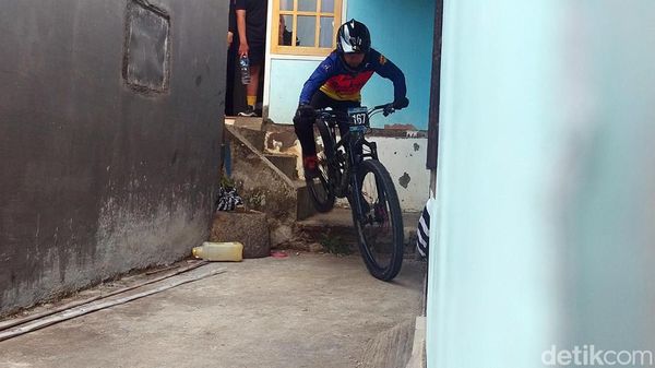 Ekstrem Downhill di Perkampungan Hingga Masuk Dapur