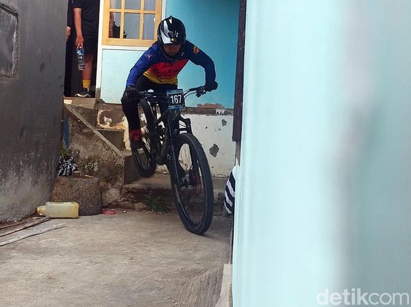 Ekstrem Downhill di Perkampungan Hingga Masuk Dapur