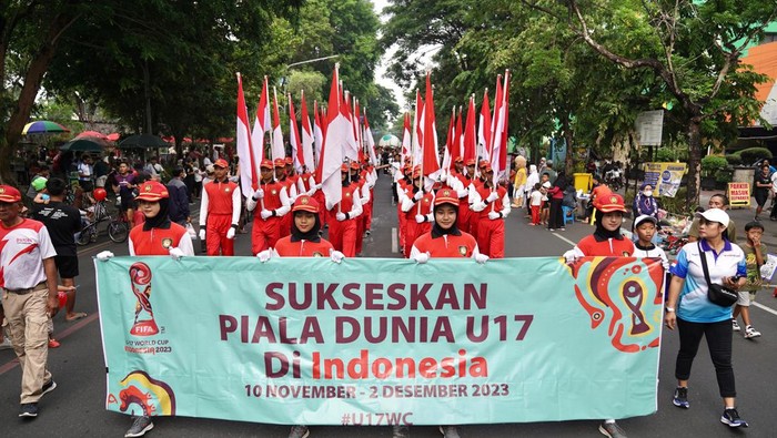 Acara Trophy Tour Piala Dunia U-17 2023, di Solo, Jawa Tengah, Minggu (5/11/2023). Hadir Ketum PSSI Erick Thohir, Walikota Solo Gibran Rakabuming Raka, dan bersama ribuan warga Surakarta yang memadati jalan dari Stadion Sriwedari menuju kawasan Pura Mangkunegaraan.