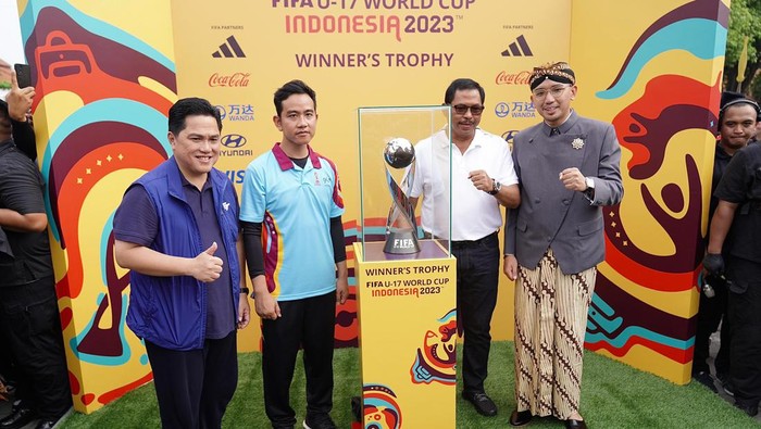 Acara Trophy Tour Piala Dunia U-17 2023, di Solo, Jawa Tengah, Minggu (5/11/2023). Hadir Ketum PSSI Erick Thohir, Walikota Solo Gibran Rakabuming Raka, dan bersama ribuan warga Surakarta yang memadati jalan dari Stadion Sriwedari menuju kawasan Pura Mangkunegaraan.